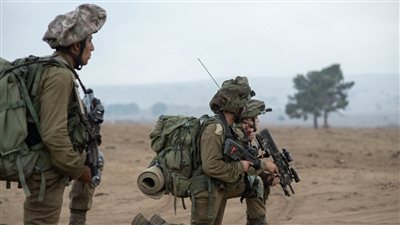 بعد نسفها في الهجوم البري.. جيش الإحتلال يسحب مدرعة دمرتها كتائب القسام