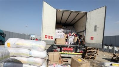 الهلال الأحمر: وصول مساعدات طبية وغذائية لمطار العريش تمهيدا لنقلها لغزة