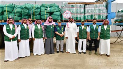 السفير السعودي لدى مصر يتابع سير عمل إدخال المساعدات الإغاثية إلى قطاع غزة