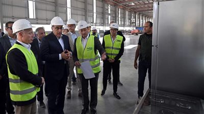 رئيس الوزراء يتفقد المراحل الإنشائية لمصنع 