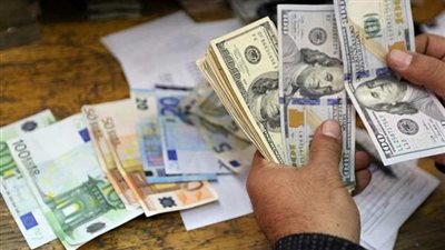 بحوزتهم عملات أجنبية ومحلية.. ضبط 4 أشخاص بتهمة الإتجار غير المشروع بالنقد الأجنبي 