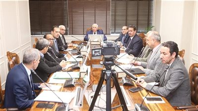 وزير الزراعة يتابع مع قيادات الوزارة موسم زراعة القمح وتوزيع الأسمدة وتطهير الترع ومنع التعديات 