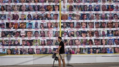 الإذاعة الإسرائيلية: الصليب الأحمر يستلم الأسرى الإسرائيليين من معبر رفح