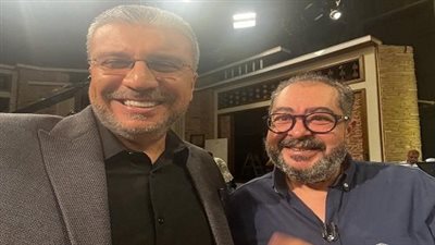 عمرو الليثي ينعي الفنان طارق عبد العزيز.. بنشر صورة تجمعه به قبل أيام من وفاته