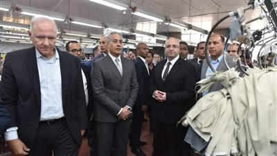 وزير العمل يزور الشركة السويسرية للملابس الجاهزة بالمنطقة الصناعية ببني سويف