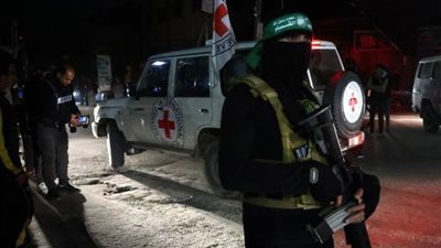 وسط غزة.. كتائب القسام تُسلم محتجزتين إسرائيلتين لـ 