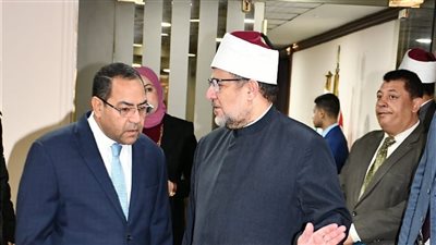 وزير الأوقاف ورئيس الجهاز المركزي للتنظيم والإدارة يتفقدان أعمال امتحان المتقدمين لشغل وظائف عمال بالوزارة