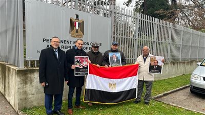 الناخبون يدلون بأصواتهم فى جينيف ويرفعون صور 