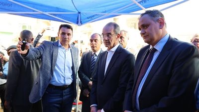 وزير الاتصالات يتفقد أعمال مد كابلات الألياف الضوئية فى قرية الأزهرى
