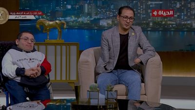 حكاية مبدع قهر الخيال والعجز ورسم بفمه أجمل اللوحات بـ 