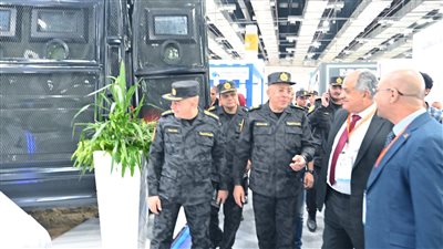 اشادة مساعد وزير الداخلية لقطاع الأمن المركزي بعربات فض الشغب المصفحة 