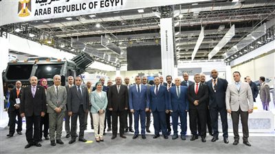 وزير الإنتاج الحربي يلتقط صورة تذكارية مع رؤساء مجالس إدارة الشركات القائمين على ايدكس 2023