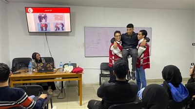 الهلال الأحمر بالسويس ينظم ورشة إسعافات للمتطوعين بالشباب والرياضة