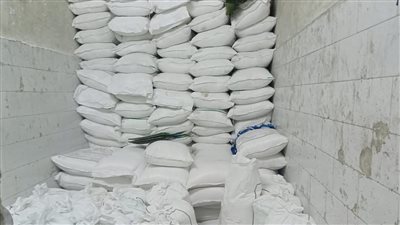 بدون ترخيص.. ضبط مالك مصنع بحوزته كمية كبيرة من السكر 