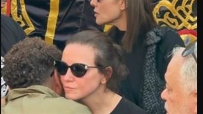 بحضور نجوم الفن.. ريهام عبد الغفور تتلقى عزاء والدها في المقابر