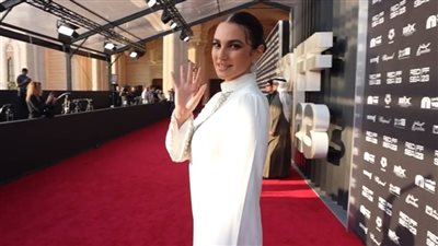 عباية حشمة.. ظهور غريب للفنانة درة بالرياض 