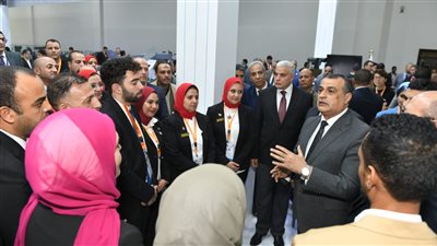 EDEX 2023.. وزير الإنتاج الحربي بين العارضين والمهندسين والعاملين