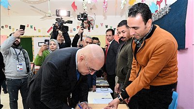 وزير الإسكان يُدلي بصوته فى الانتخابات الرئاسية بمدرسة فاطمة عنان الإعدادية بالقاهرة الجديدة