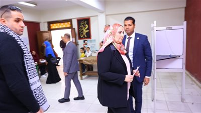 وزيرة التضامن الاجتماعي تدلي بصوتها في انتخابات رئاسة الجمهورية بلجنة مدرسة بدر الإعدادية بالدقي