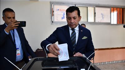 وزير الشباب والرياضه يدلي بصوته في الانتخابات الرئاسية 