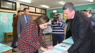 وزيرة الثقافة تدلي بصوتها في الانتخابات الرئاسية وتدعو جموع المصريين للمشاركة في العملية الانتخابية