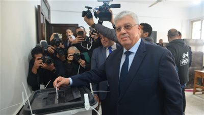 بالصور.. وزير التعليم العالى يدلى بصوته في الانتخابات الرئاسية بالتجمع الخامس