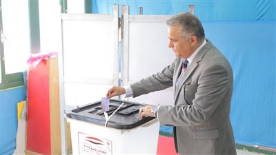  رئيس جامعة السويس يدلي بصوته في الإنتخابات الرئاسية