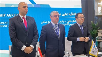 رئيس اقتصادية قناة السويس يوقع اتفاقية تعاون لإقامة مجمع صناعي لتكنولوجيا الطاقة الخضراء