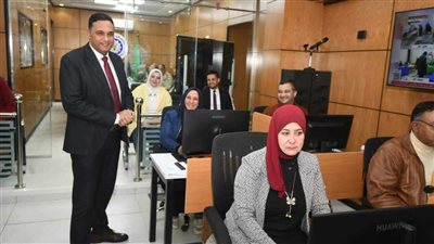 محافظ الدقهلية يتابع غلق الصناديق الانتخابية في نهاية اليوم الأول من داخل غرفة العمليات 