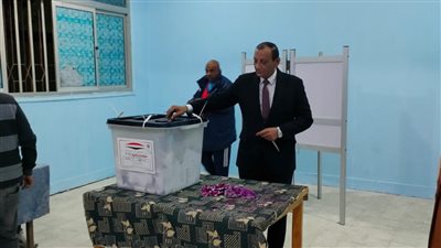 رئيس موانئ البحر الأحمر يدلي بصوته في الإنتخابات الرئاسية