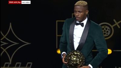على حساب صلاح.. فيكتور أوسيمين يحصد جائزة أفضل لاعب إفريقي