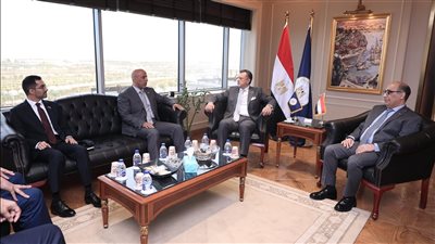 وزير السياحة والآثار يلتقي بوفد من أعضاء هيئة التدريس والدراسين بكلية الدفاع الوطني الإماراتية 