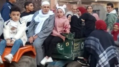 مواطن يصطحب أسرته على جرار زراعي للتصويت بالانتخابات الرئاسية في الدقهلية