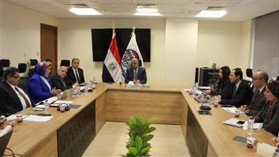  وزير قطاع الأعمال العام يستعرض الموقف التنفيذى للمشروع القومي لتطوير صناعة الغزل والنسيج 