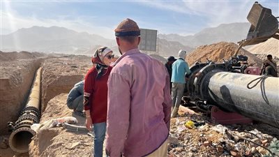 رئيس السويس الجديدة تتابع إحلال جزء خط مياه عتاقة الصناعية