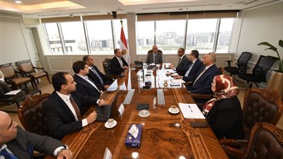 وزير الإسكان يلتقى مسئولى المبادرة الوطنية لتطوير الصناعة المصرية 