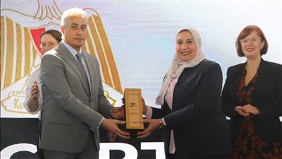 وزير العمل يشارك إدارة شركة ليوني الألمانية لكابلات وضفائر السيارات إحتفالية مرور 25 عامًا على تواجدها بمصر