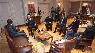 وزير الإسكان يعرض على نظيره من زيمبابوى التجربة العمرانية المصرية