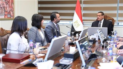وزير التنمية المحلية يلتقى مسئولي شركة 