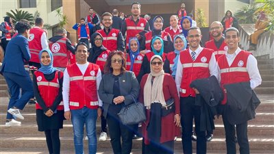 وزيرة التضامن تكرم رئيس فرع السويس ومتطوعي الهلال الأحمر 