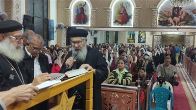 مئات المصلين توافدوا على كنيسة العذراء بالسويس للمشاركة فى تسبحة شهر كيهك