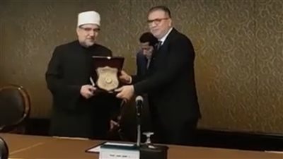 وزير الأوقاف يكرم عمرو الليثي رئيس اذاعات وتليفزيونات دول منظمة التعاون الإسلامي  