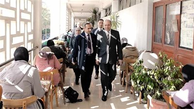 رئيس جامعة المنصورة يتفقد أعمال الامتحانات بـ 