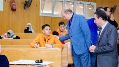 رئيس جامعة المنصورة يتفقد امتحانات الفصل الدراسى الأول بعدد من الكليات