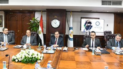 الملا يستعرض الموقف التنفيذى للمبادرة القومية للتوسع فى تحويل السيارات للعمل بالغاز الطبيعى