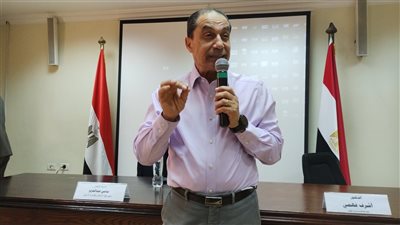 عميد كلية الإعلام جامعة القاهرة سابقا يلقي محاضرة 