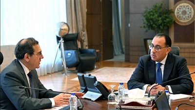 رئيس الوزراء يتابع الموقف التنفيذي للمبادرة القومية للتوسع في تحويل السيارات للعمل بالغاز الطبيعي