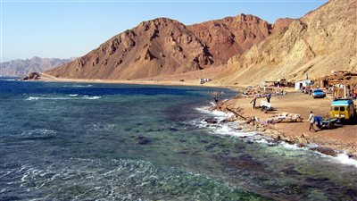 ماذا حدث في دهب؟.. انفجارات وسقوط جسم طائر على السواحل