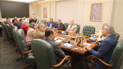 وزير العمل يوجه 