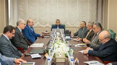 وزير الدولة للإنتاج الحربي يناقش المشاريع البحثية الجديدة مع رؤساء الشركات التابعة